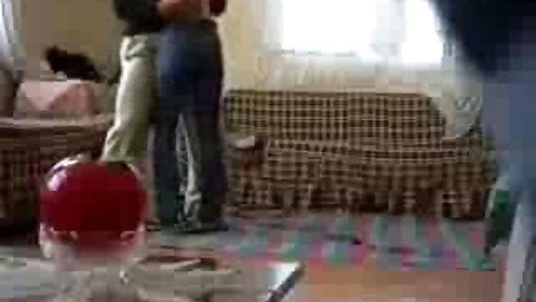 Managerul își scoate clubul din floci mari pantaloni și pătrunde Secretar