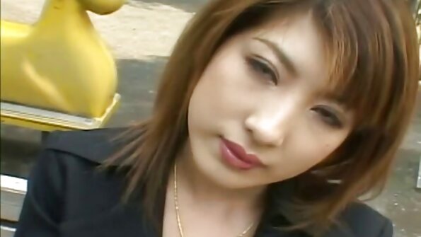 Wild voyeur băiat spioni pe mama pizdecufloci lui cu vârful degetului pe canapea